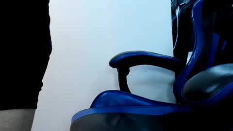 Snapshot of roan_birkin chatting on 12-13-25, 07:53 Roan Birkin online show from 12-13-25, 07:53