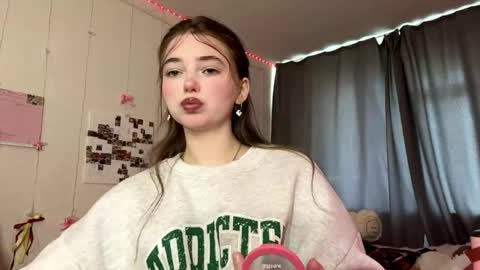 Snapshot of robbynscovel chatting on 06-01-26, 12:51 Luna online show from 06-01-26, 12:51