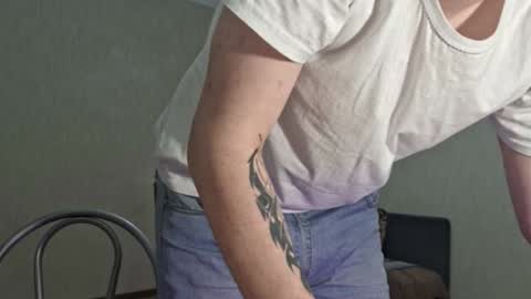 Snapshot of robertdedildo chatting on 12-14-24, 02:31 Robert online show from 12-14-24, 02:31