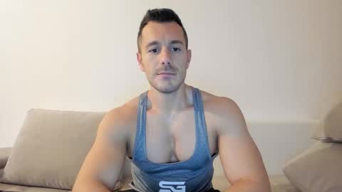 Snapshot of roberto4ever chatting on 10-28-25, 05:11 roberto4ever online show from 10-28-25, 05:11