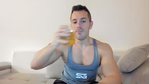 Snapshot of roberto4ever chatting on 10-30-25, 04:58 roberto4ever online show from 10-30-25, 04:58