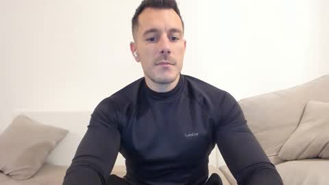 Snapshot of roberto4ever chatting on 11-27-25, 04:31 roberto4ever online show from 11-27-25, 04:31