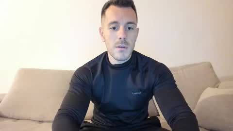 Snapshot of roberto4ever chatting on 12-19-25, 03:19 roberto4ever online show from 12-19-25, 03:19