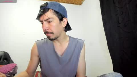 Snapshot of robindominique chatting on 06-18-26, 12:00 Robin online show from 06-18-26, 12:00