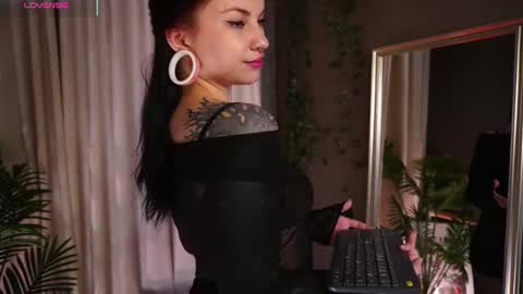 Snapshot of rocknsexx chatting on 06-15-26, 08:33 Roxy online show from 06-15-26, 08:33