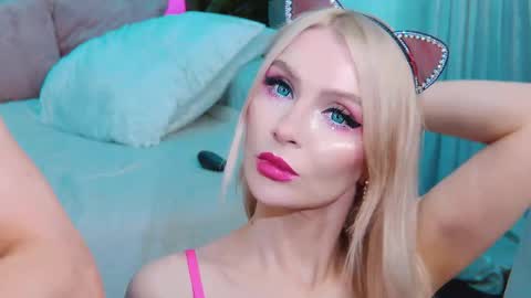 Snapshot of rockstarsgames chatting on 09-18-25, 10:06 Lina and Den online show from 09-18-25, 10:06