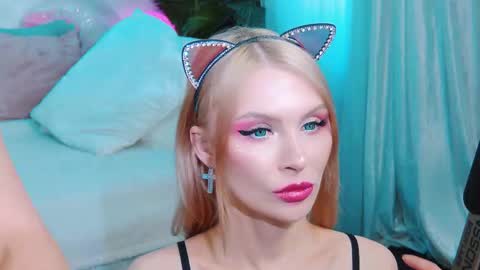 Snapshot of rockstarsgames chatting on 09-27-25, 09:36 Lina and Den online show from 09-27-25, 09:36