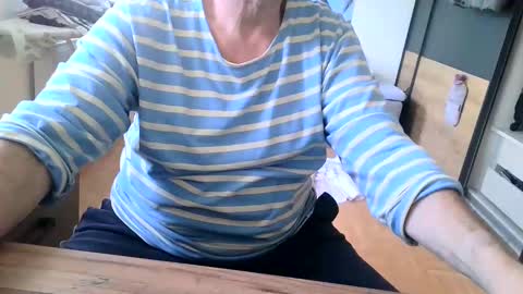 Snapshot of rolandloser1000 chatting on 12-15-24, 09:35 rolandloser1000 online show from 12-15-24, 09:35