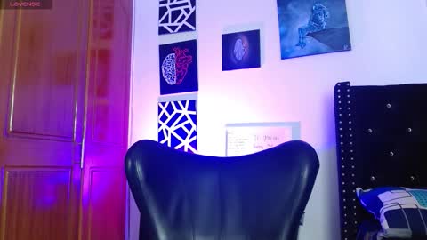 Snapshot of romanpearce_ chatting on 11-18-25, 06:23 Roman online show from 11-18-25, 06:23