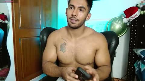 Snapshot of romanpearce_ chatting on 12-16-25, 05:51 Roman online show from 12-16-25, 05:51
