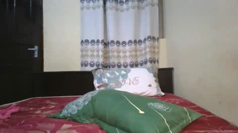 Snapshot of romantic2u4 chatting on 12-21-25, 08:27 Emma online show from 12-21-25, 08:27