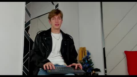 Snapshot of romeo_ricci1 chatting on 01-01-25, 06:47 Romeo Ricci online show from 01-01-25, 06:47