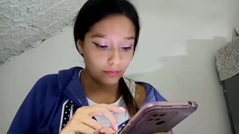 Snapshot of rooxxyy_ chatting on 11-23-25, 12:54 online show from 11-23-25, 12:54