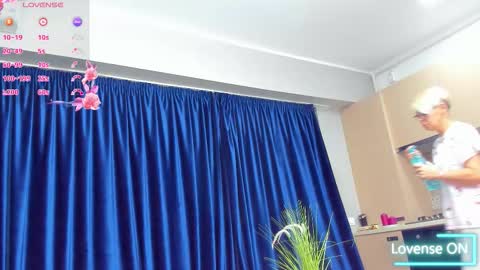 Snapshot of rosacatalleya chatting on 11-04-25, 04:11 Rose online show from 11-04-25, 04:11