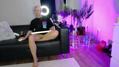 Snapshot of rosacatalleya chatting on 06-15-26, 04:25 Rose online show from 06-15-26, 04:25