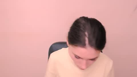 Snapshot of rosalais_ chatting on 10-29-25, 07:43 Rose online show from 10-29-25, 07:43