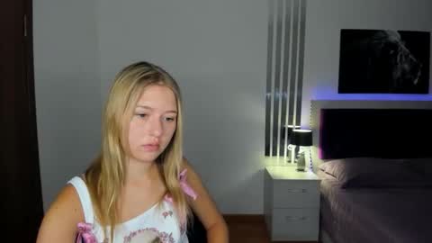 Snapshot of rosarising chatting on 05-24-26, 09:25 RosaRising online show from 05-24-26, 09:25