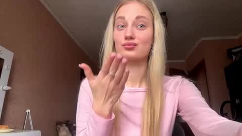 Snapshot of rosauranelli chatting on 01-15-26, 11:15 Rose online show from 01-15-26, 11:15