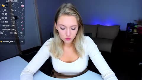 Snapshot of rose_brooks chatting on 09-29-25, 07:30 Rose but u can call me princess online show from 09-29-25, 07:30