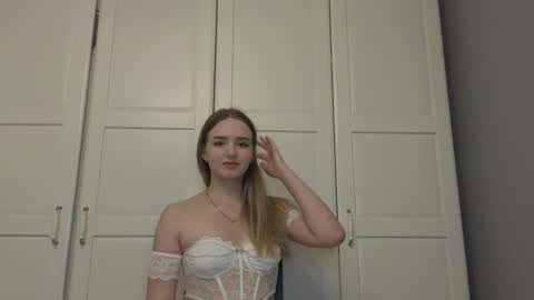 Snapshot of rose_quartz007 chatting on 12-16-25, 05:18 Luna online show from 12-16-25, 05:18