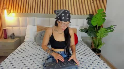 roseaurora online show from 10-19-25, 01:23