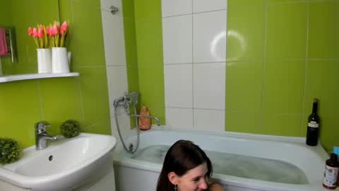 Snapshot of roseblanche2k chatting on 01-25-25, 10:18 Florin online show from 01-25-25, 10:18