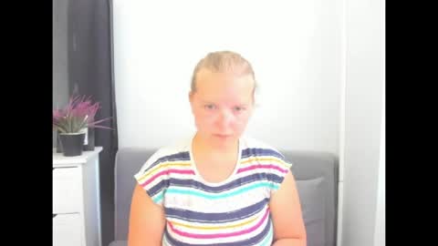 Snapshot of rosehypnotic chatting on 06-19-26, 05:17 Rose online show from 06-19-26, 05:17