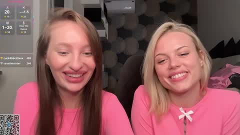 Sophie and Sarah online show from 04-18-26, 07:58