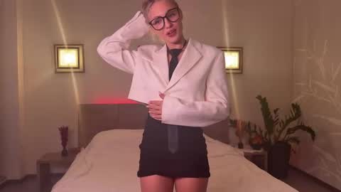 Snapshot of roselyn_rose chatting on 11-22-25, 03:33 Roselyn online show from 11-22-25, 03:33