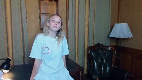 Snapshot of rossiehendsbee chatting on 07-15-26, 07:41 Anne online show from 07-15-26, 07:41