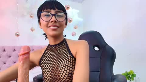 Snapshot of roulyy chatting on 12-17-24, 10:43 JESSY ROULY online show from 12-17-24, 10:43