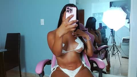 Snapshot of rousebonnett chatting on 02-01-25, 11:48 ROUSE  online show from 02-01-25, 11:48