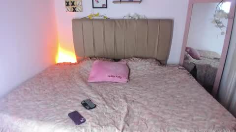 Snapshot of roxan_ne chatting on 10-31-25, 08:15 Roxx online show from 10-31-25, 08:15