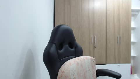 Snapshot of roxanalove7 chatting on 11-18-25, 09:19 Roxana online show from 11-18-25, 09:19