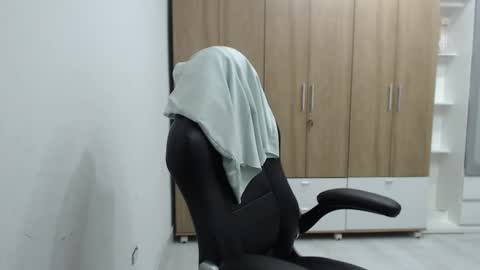 Snapshot of roxanalove7 chatting on 11-29-25, 04:37 Roxana online show from 11-29-25, 04:37