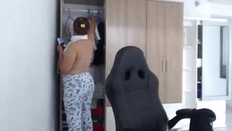 Snapshot of roxanalove7 chatting on 12-17-25, 05:30 Roxana online show from 12-17-25, 05:30