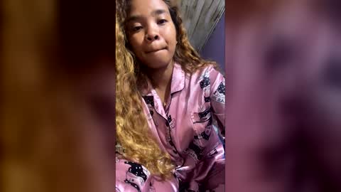 roxanne_98 online show from 04-06-26, 04:30