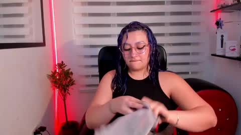 Snapshot of roxanne_morelli chatting on 06-01-26, 01:02 roxanne online show from 06-01-26, 01:02