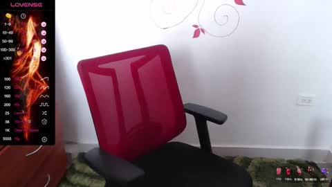 Snapshot of roxanne_summers2 chatting on 09-25-25, 02:21 Roxanne Summers online show from 09-25-25, 02:21