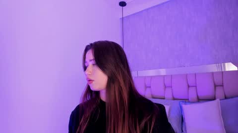 Snapshot of roxie_summers chatting on 02-14-25, 10:47 Roxie online show from 02-14-25, 10:47