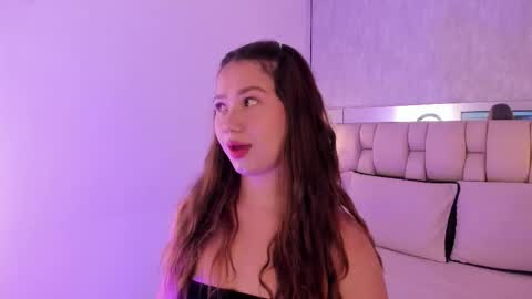 Snapshot of roxie_summers chatting on 12-15-25, 07:40 Roxie online show from 12-15-25, 07:40