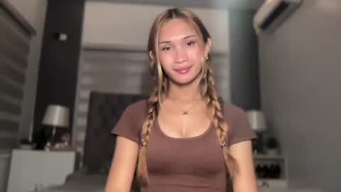 Snapshot of roxie_walton69x chatting on 07-16-26, 06:25 Roxie online show from 07-16-26, 06:25