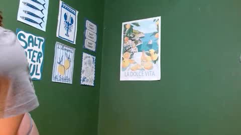 Snapshot of roxiehood chatting on 10-21-25, 02:12 Roxie online show from 10-21-25, 02:12