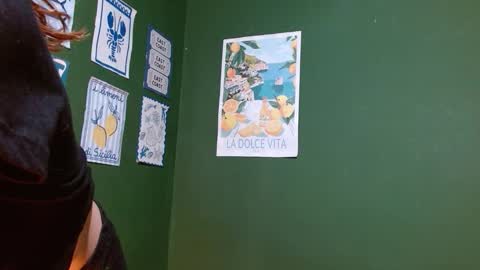 Snapshot of roxiehood chatting on 12-17-25, 01:55 Roxie online show from 12-17-25, 01:55