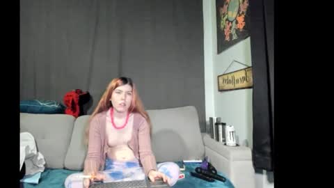 Snapshot of roxihazeleyes chatting on 10-17-25, 06:05 roxihazeleyes online show from 10-17-25, 06:05