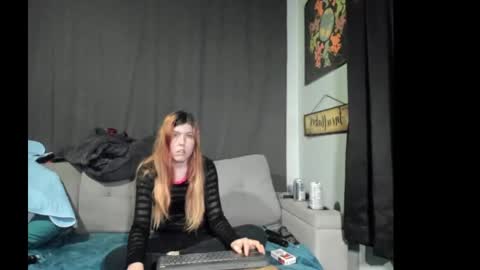 Snapshot of roxihazeleyes chatting on 10-31-25, 03:29 roxihazeleyes online show from 10-31-25, 03:29