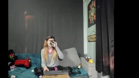 Snapshot of roxihazeleyes chatting on 11-26-25, 10:11 roxihazeleyes online show from 11-26-25, 10:11