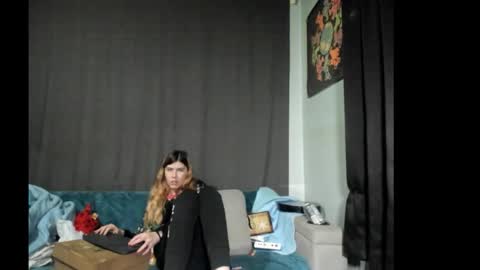 Snapshot of roxihazeleyes chatting on 12-15-25, 01:32 roxihazeleyes online show from 12-15-25, 01:32