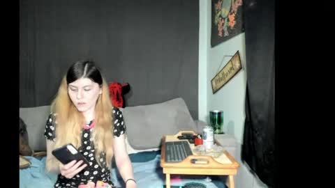 roxihazeleyes online show from 05-01-26, 06:51