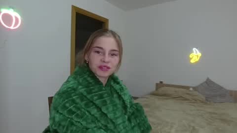 Snapshot of roxxxie_reid chatting on 03-10-25, 05:18 Roxieex ABBY online show from 03-10-25, 05:18